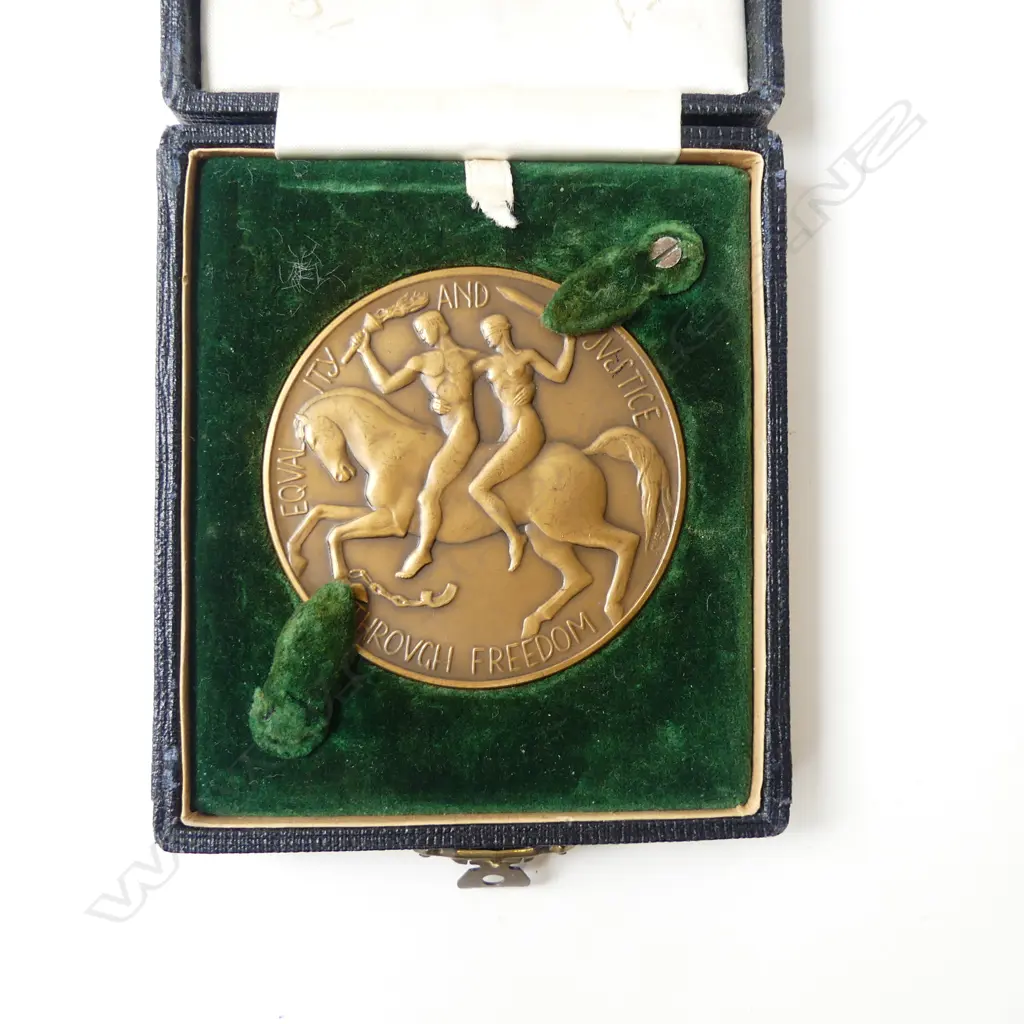 BOXED MEDAL 'CENTENARY GOVT. VICTORIA 1951' w. PRESENTATION INSCRIPTION (CD7472) Image 1++