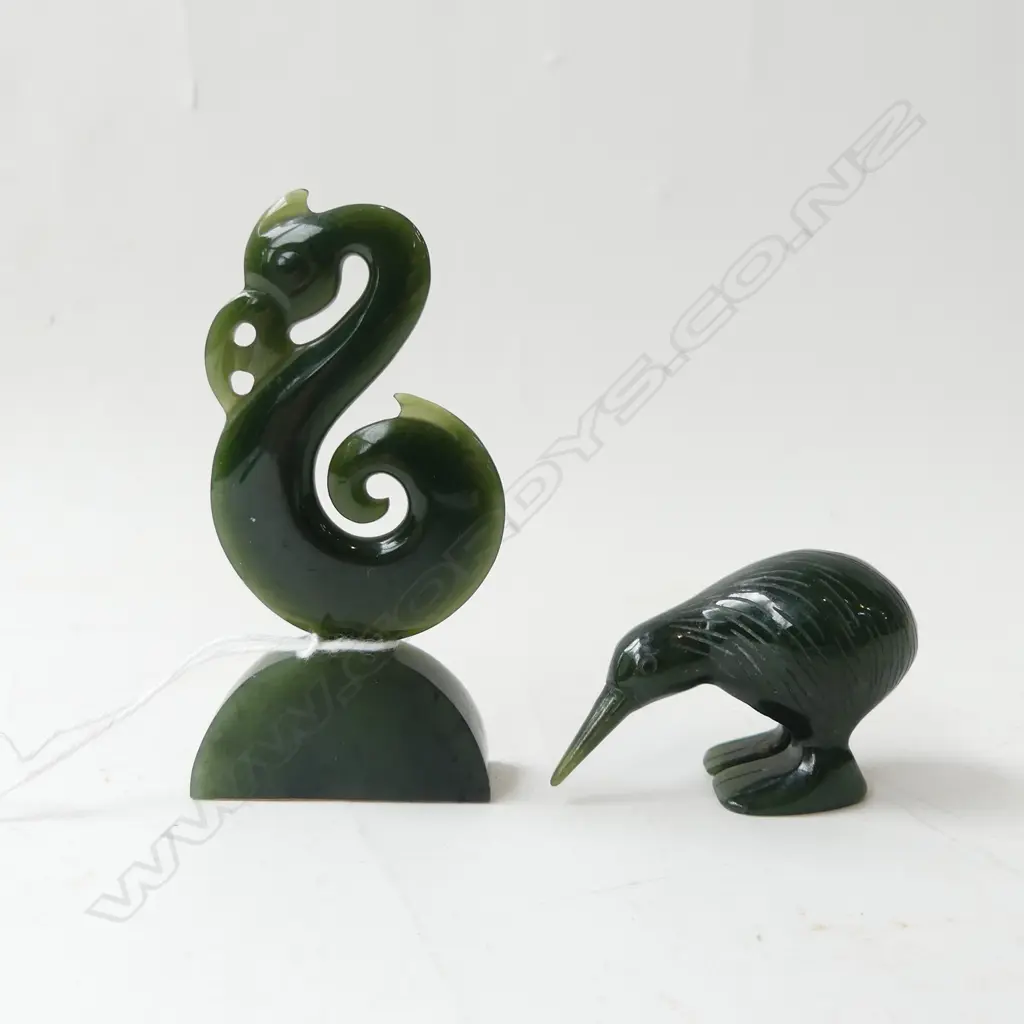GREENSTONE MANAIA CARVED ON STAND H.80mm w. KIWI Image 1++