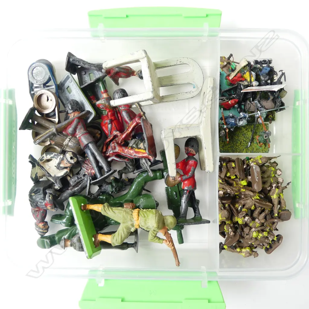 ASST. VINTAGE LEAD / PLASTIC TOY SOLDIERS Image 1++