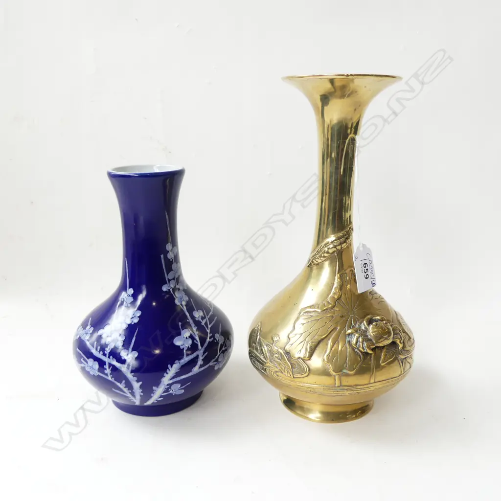 2 ORIENTAL VASES; BRASS H.255mm + BLUE CERAMIC Image 1++