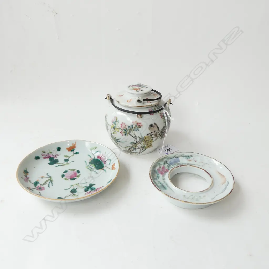 3 ORIENTAL CERAMICS; TEAPOT, 2 PLATES 135mm dia Image 1++