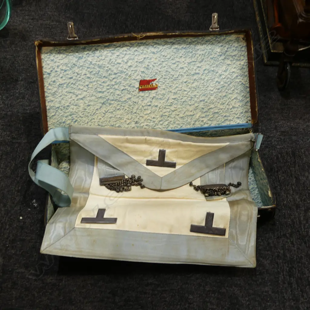 SUITCASE w. MASONIC CONTENTS Image 1++