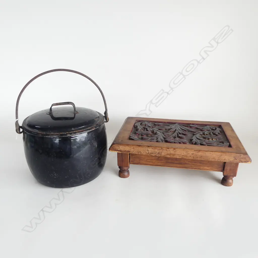 SML CARVED STOOL 355x255x100mm ENAMEL 'ANGLO 10 PINTS' COOKING POT Image 1++