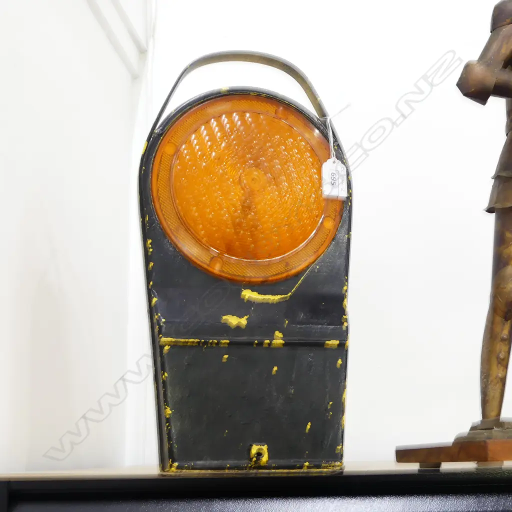 VINTAGE INDUSTRIAL TRAFFIC CONTROL LIGHT H.310mm Image 1++
