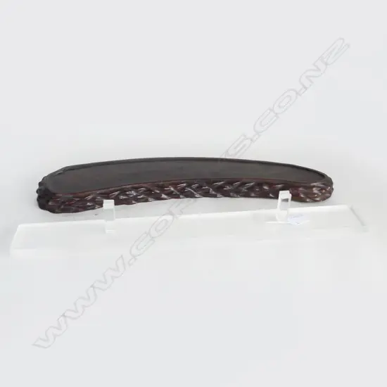 2 DISPLAY STANDS: CHINESE HARDWOOD long curved L.545mm + Perspex sword stand 