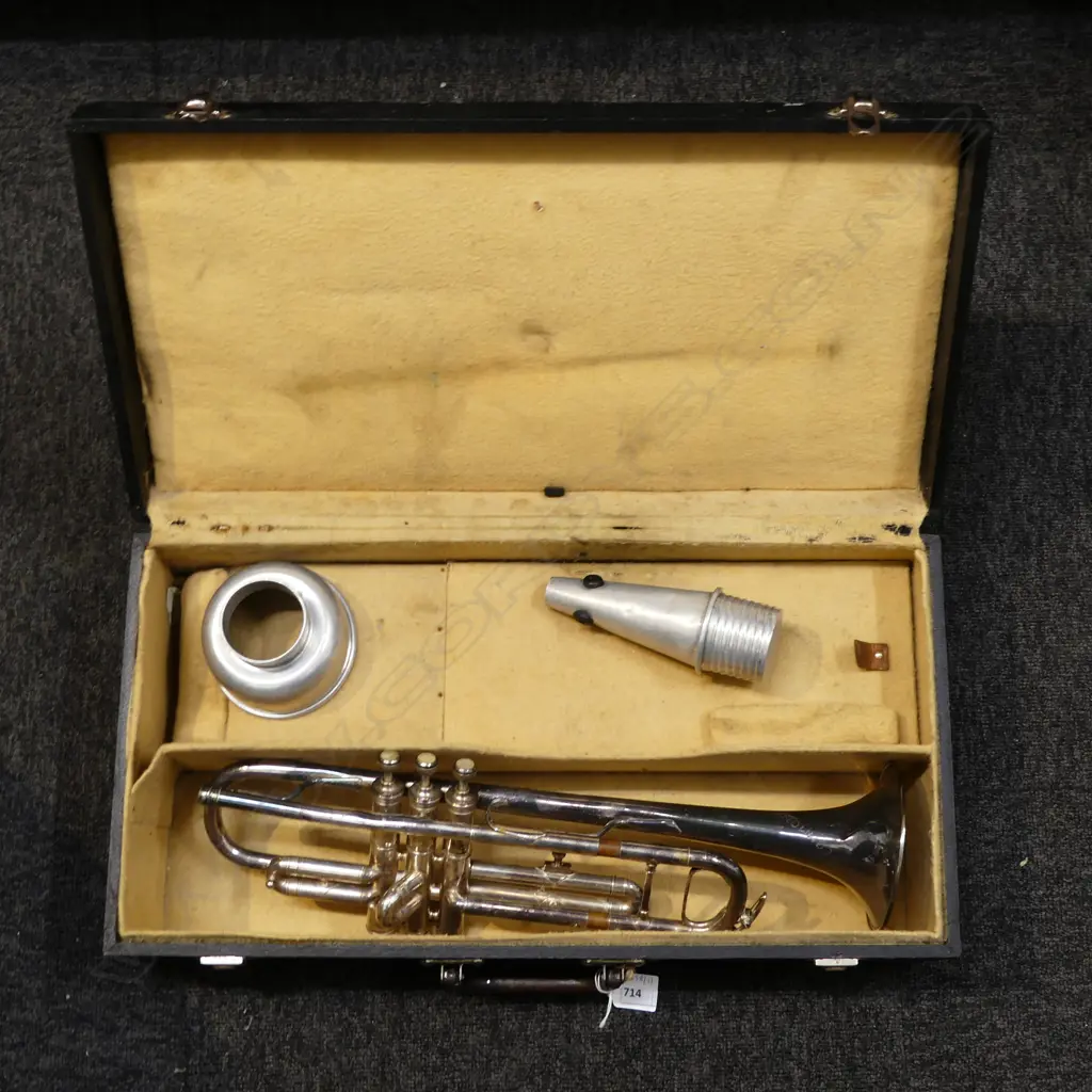 CASED VINTAGE TRUMPET WITH MUTES L550MM Image 1++