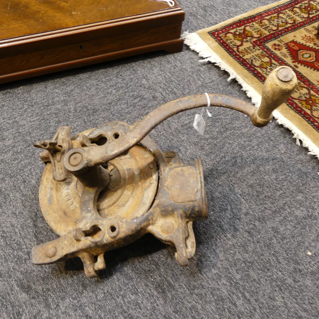 VINTAGE CAST IRON MAIZE GRINDER  H280MM Image 1++