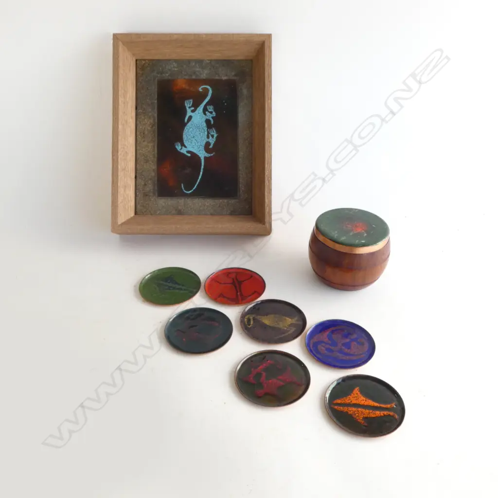 MAORI ROCK ART STYLE FRAMED TILE 190x240mm overall + 7 ENAMEL COASTERS, 70mm dia IN TURNED WOODEN CONTAINER Image 1++