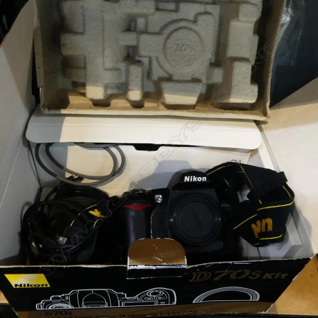 NIKON D70s CAMERA, BOXED Image 1++
