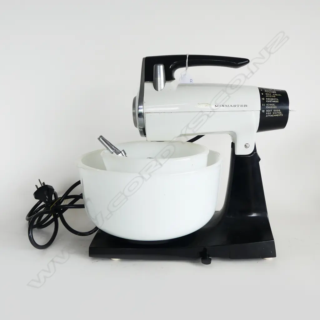 VINTAGE SUNBEAM MIX MASTER & 2 HEAVY GLASS MIXING BOWLS L.290mm Image 1++