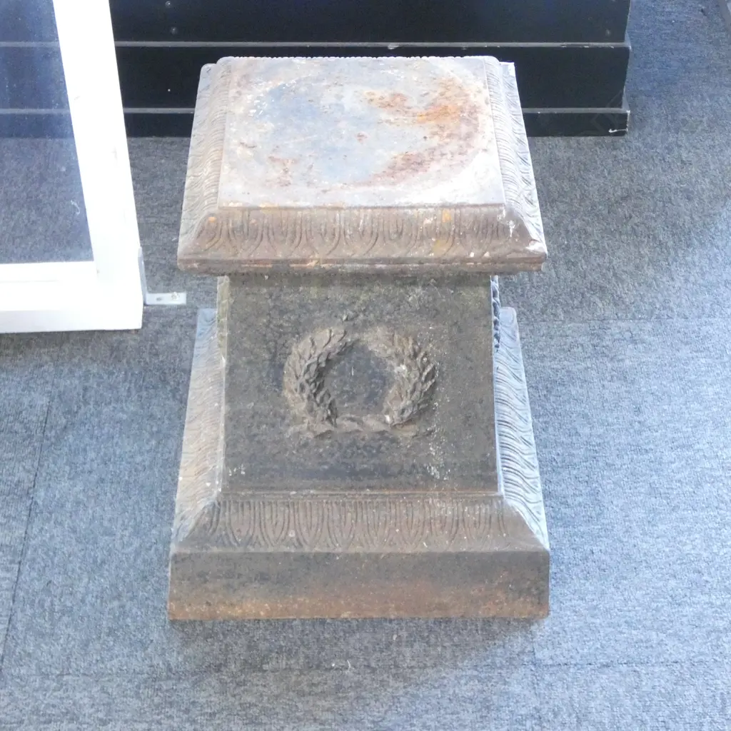 CAST IRON PLINTH 370x370x450mm Image 1++