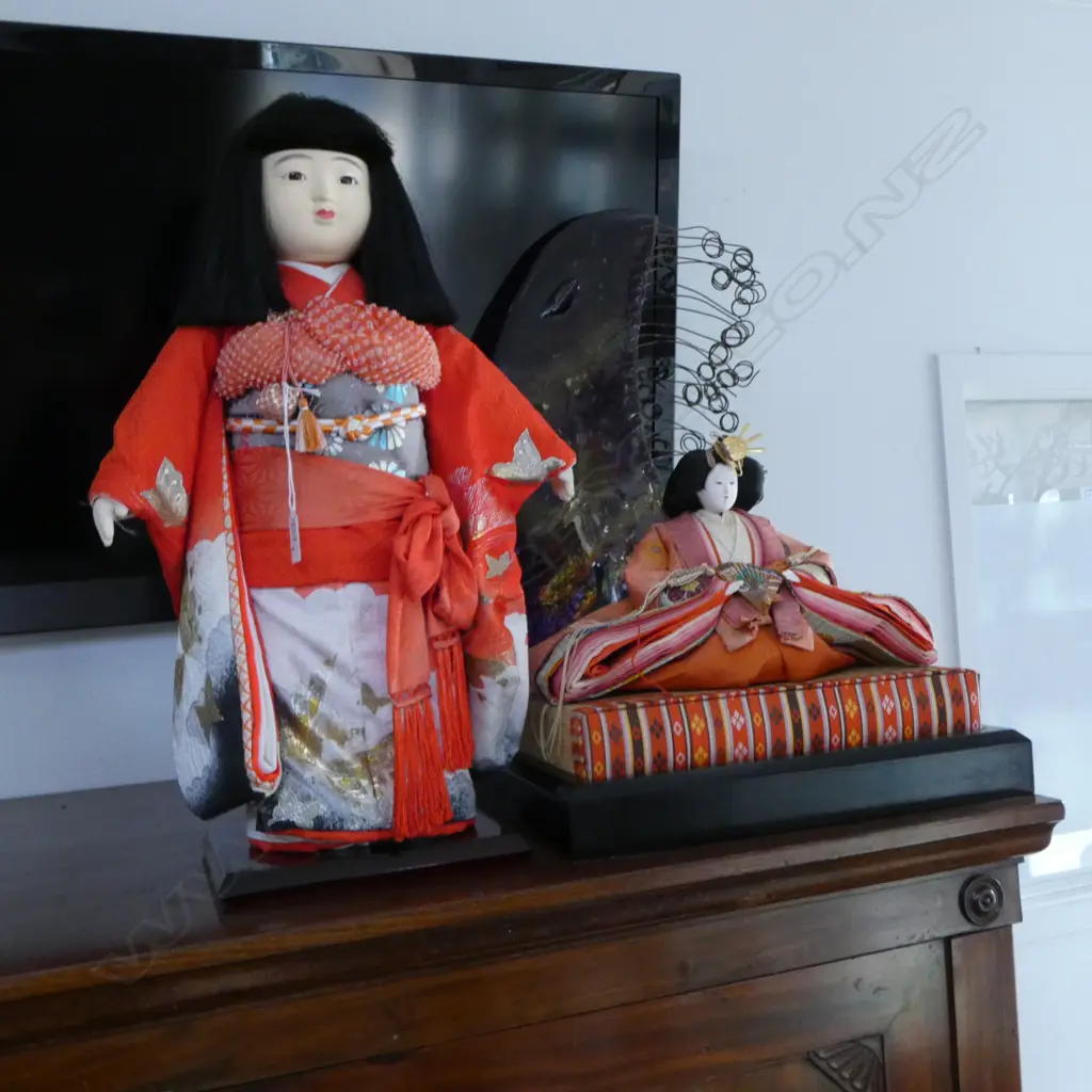PR JAPANESE DOLLS ON STANDS 380x260x330mm faults Image 1++