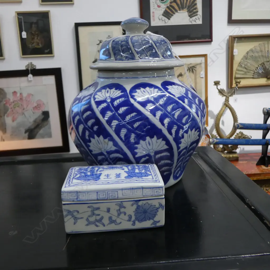 2 CHINESE B/W LIDDED CONTAINERS; GINGER JAR H.260mm hairline, BOX W.115mm Image 1++