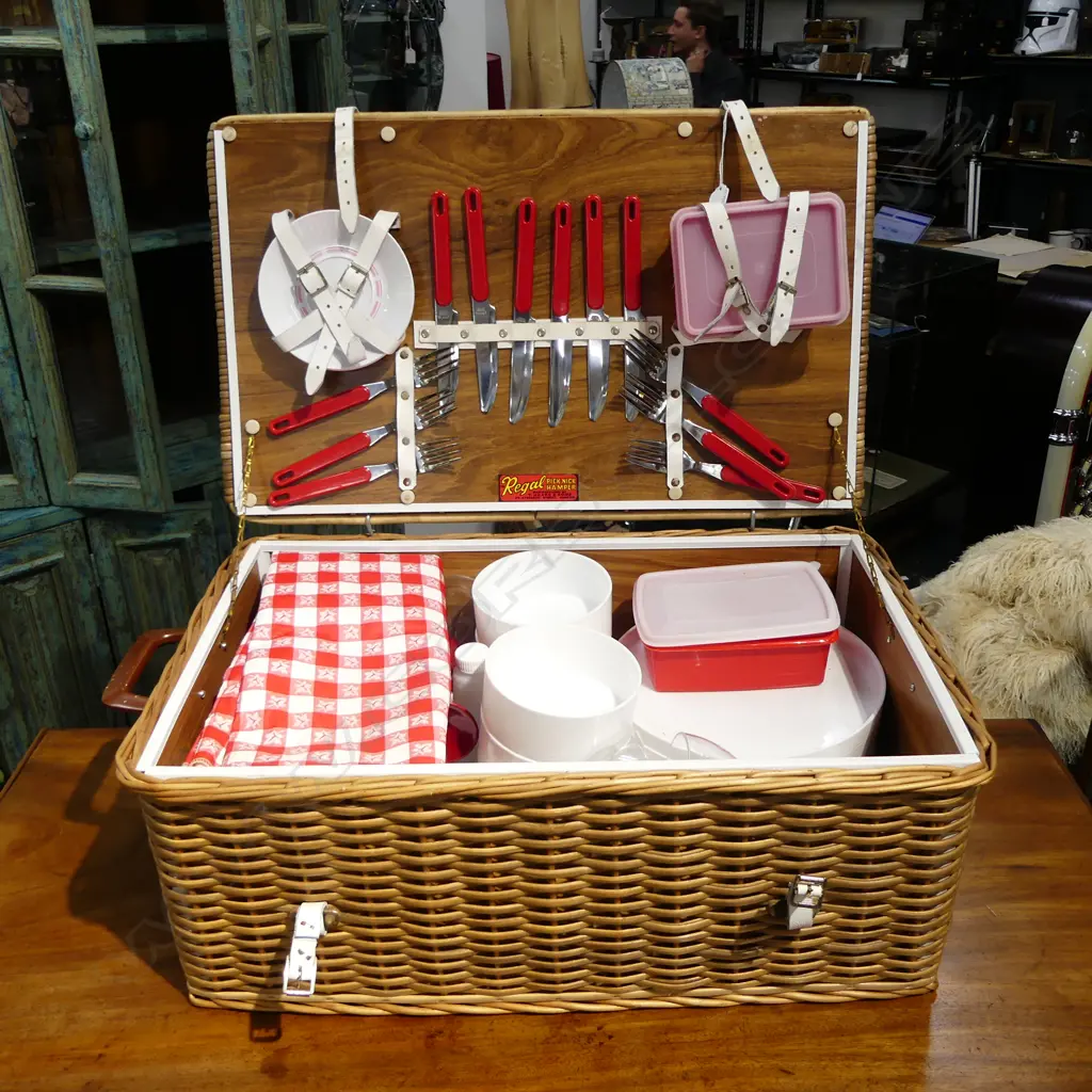 VINTAGE 'THE REGAL PIC-NIC HAMPER' 620x390x260mm Image 1++