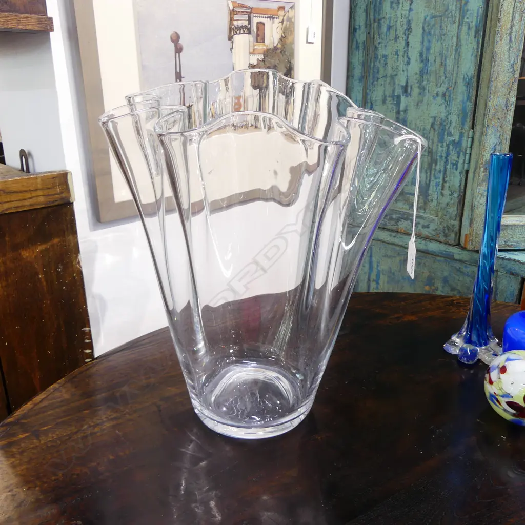 LG GLASS HANDKERCHIEF VASE H360MM +/- Image 1++