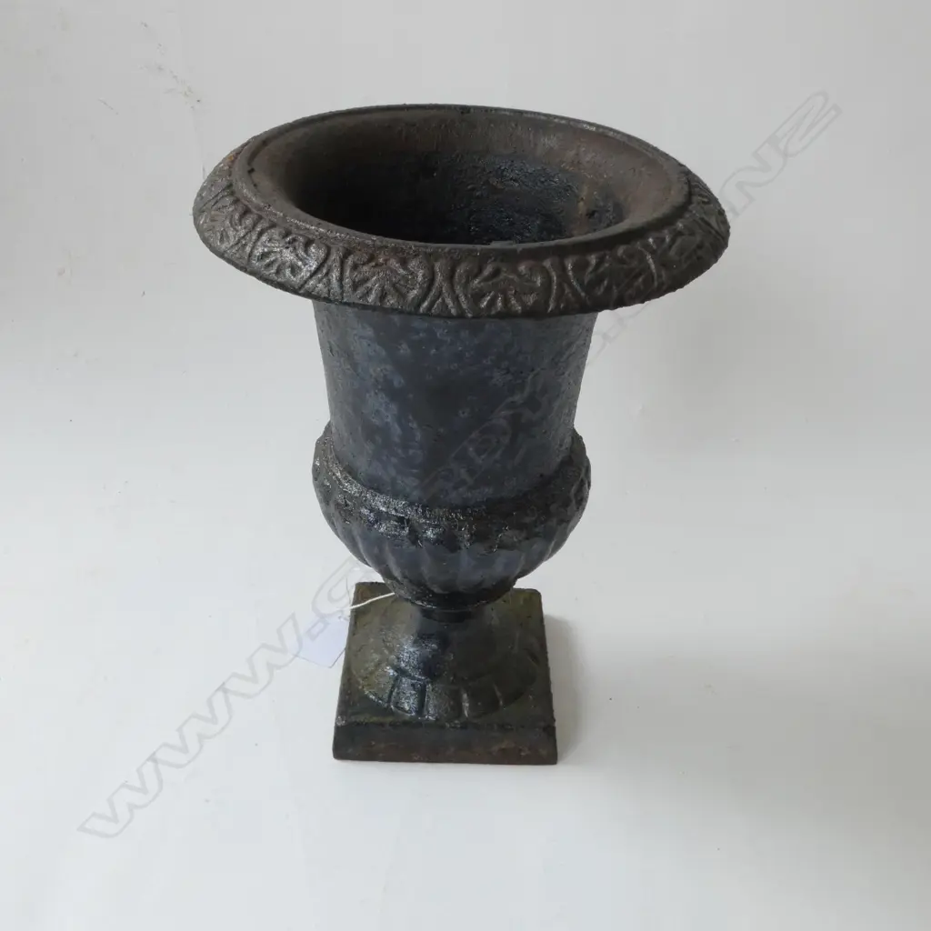 WROUGHT IRON GARDEN URN H.250mm Image 1++