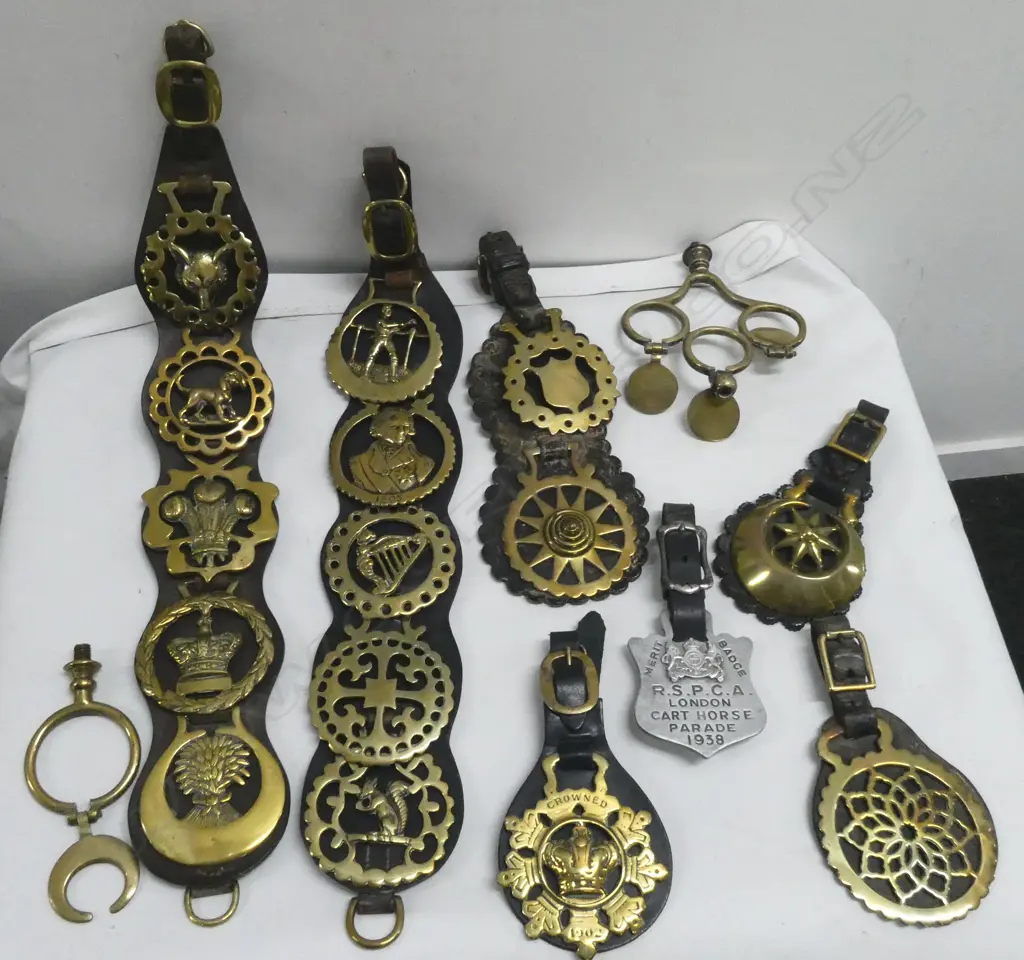COLLECTION OF MOUNTED & UNMOUNTED VINTAGE HORSE BRASSES  Image 1++