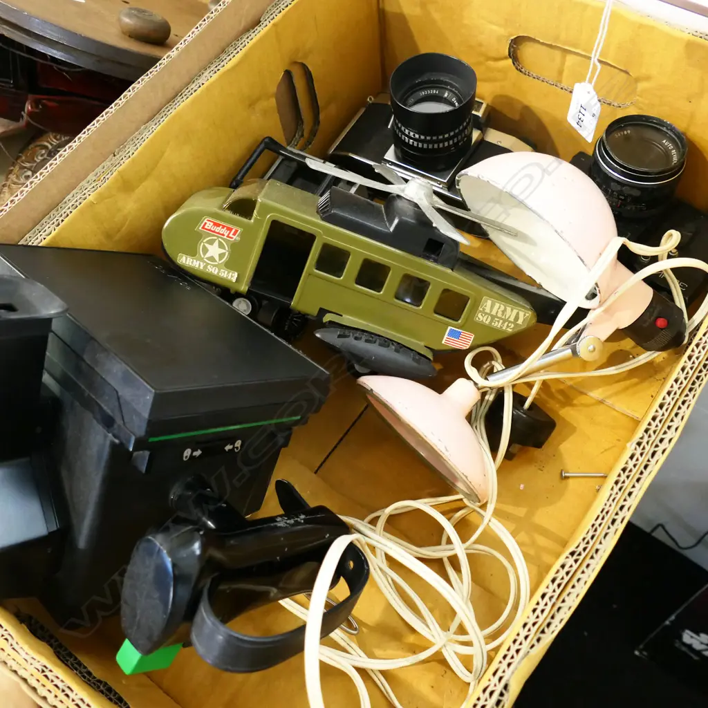 CLAMP LAMP, 3 CAMERAS INCL. POLAROID, 2 TOYS Image 1++