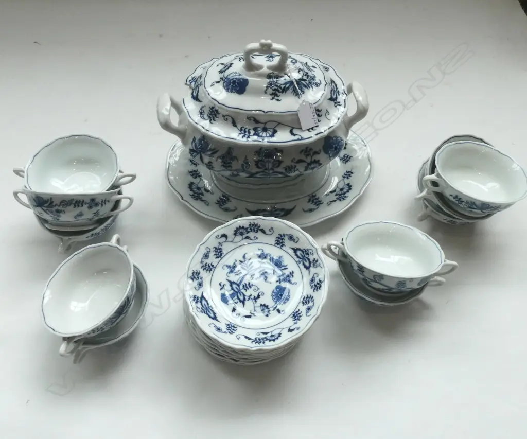 BLUE DANUBE LARGE SOUP TUREEN ON STAND & 20PC SOUP COUPES/DISHES EXCELLENT CONDITION  Image 1++