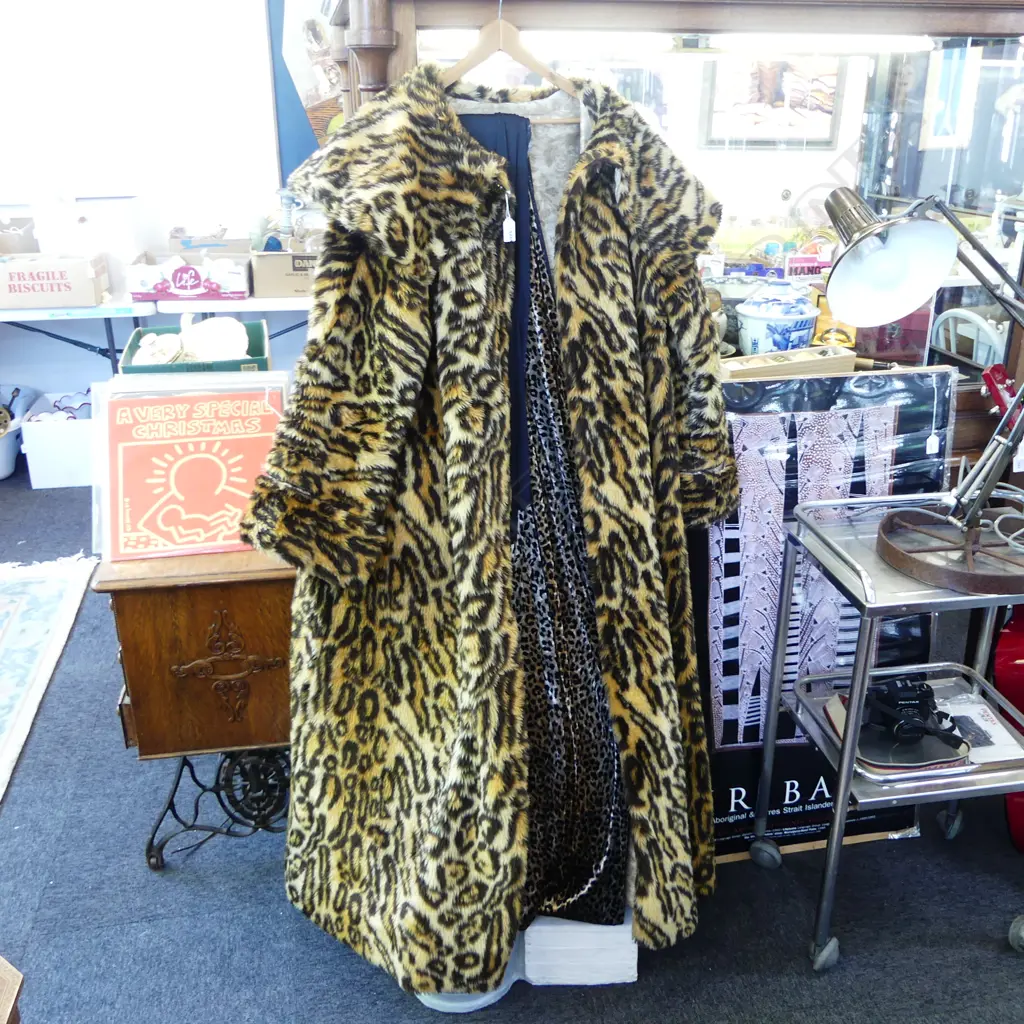 LEOPARD PRINT COAT ex TVNZ & FABRIC PIECE Image 1++