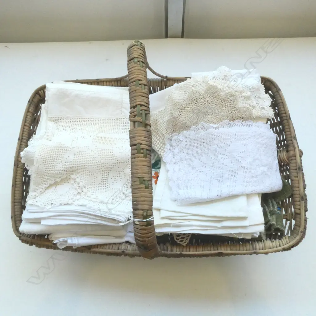 WILLOW BASKET w. LINNEN  Image 1++