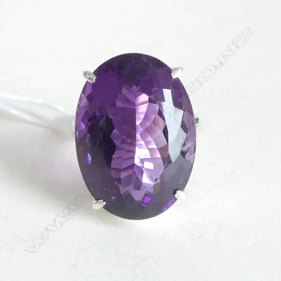 SILVER & LG OVAL CUT AMETHYST RING SIZE Q
