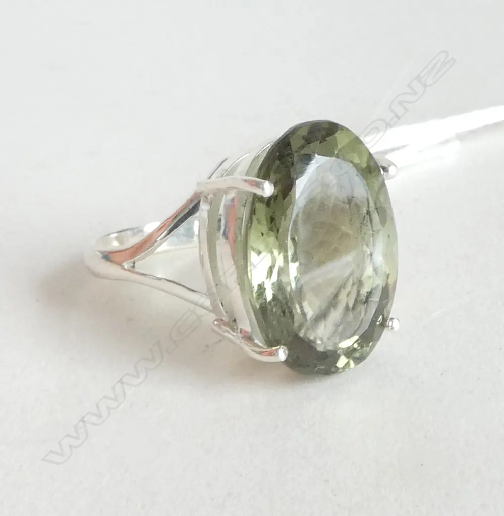 SILVER & LG GRN OVAL CUT AMETHYST RING SIZE S Image 1++