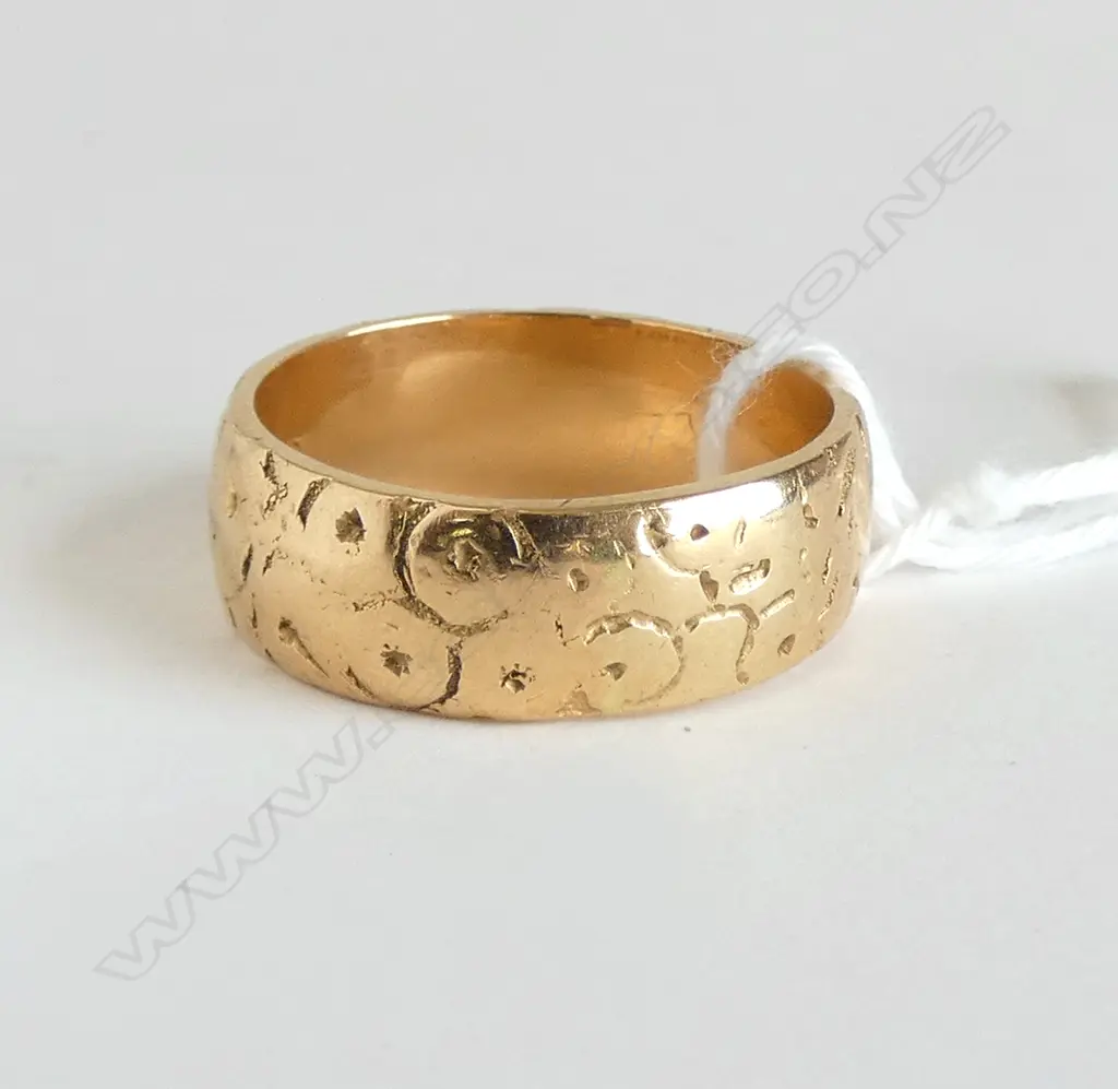 18CT GOLD  PATTERNED WEDDER 8.89gms SIZE Q Image 1++
