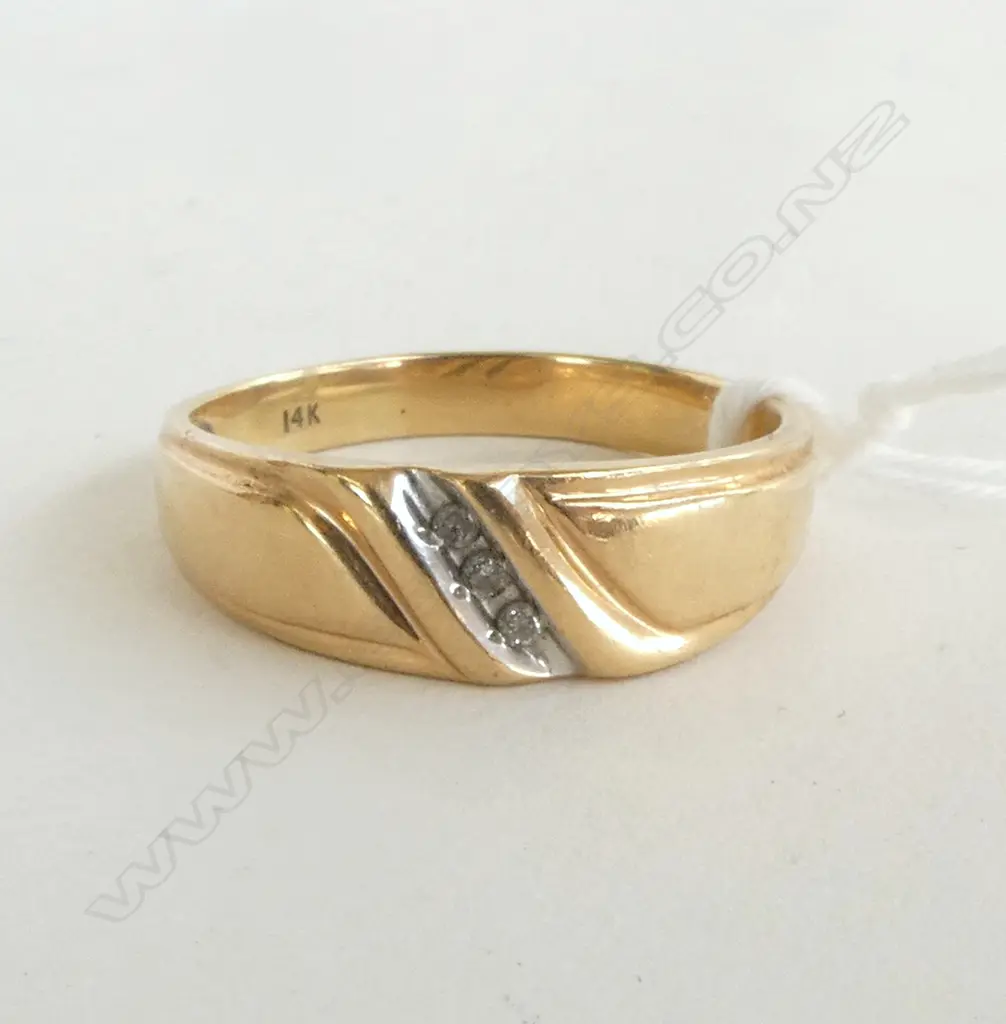 14ct GOLD 3 small DIAMOND RING, 5.5gms Z 2 Image 1++