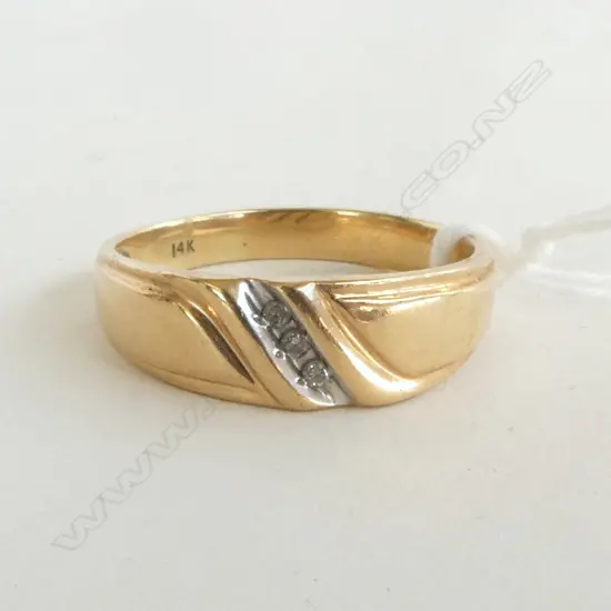 14ct GOLD 3 small DIAMOND RING, 5.5gms Z 2