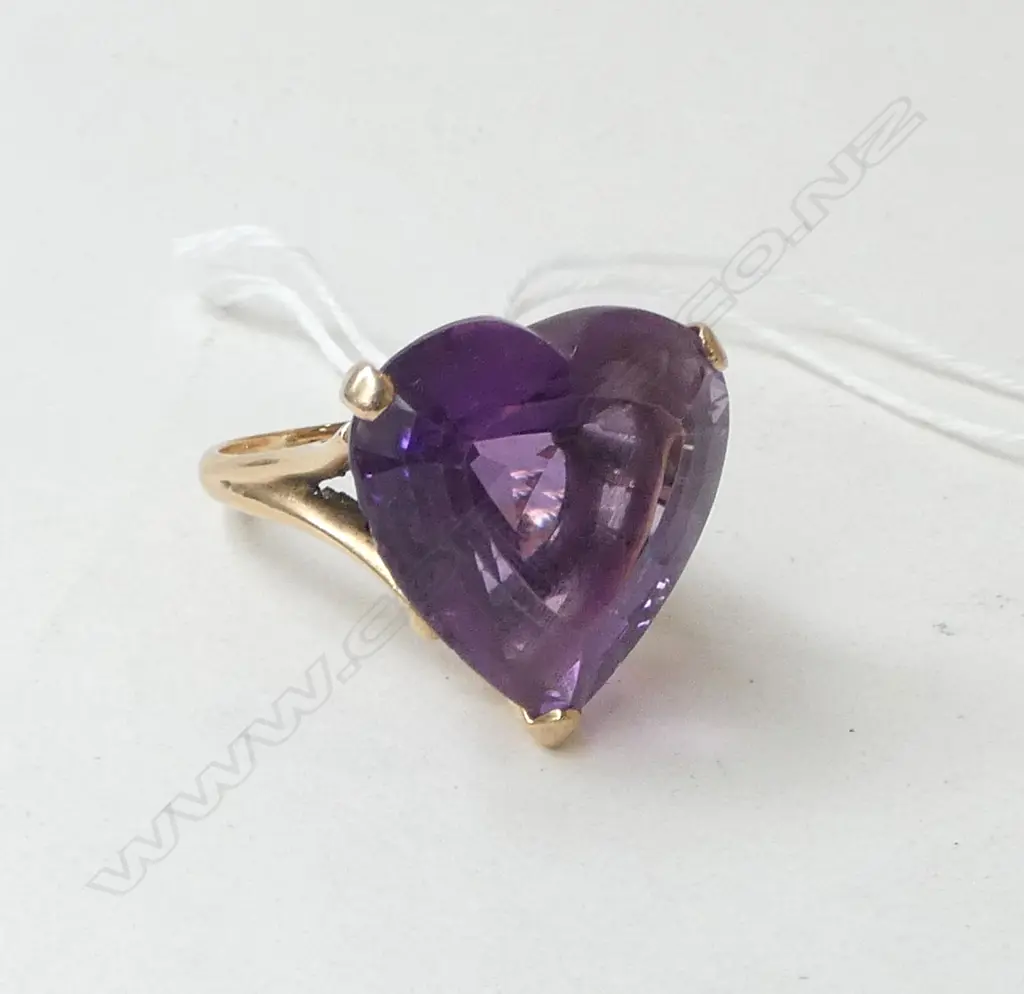 14ct GOLD AMETHYST HEART cut RING, 9.4grms SIZE P (STONE HAS SOME WEAR) Image 1++