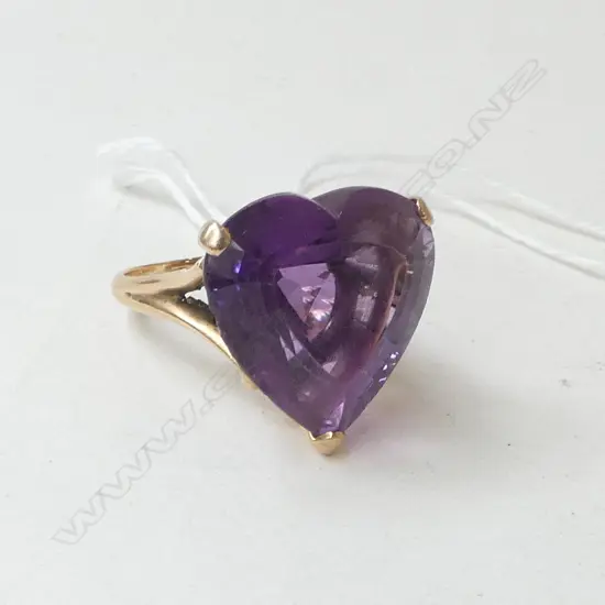 14ct GOLD AMETHYST HEART cut RING, 9.4grms SIZE P (STONE HAS SOME WEAR)