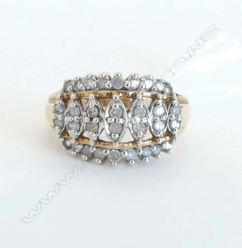 YELLOW GOLD & DIAMOND CLUSTER RING testing 10 to 14ct 6gms SIZE N Image 1++