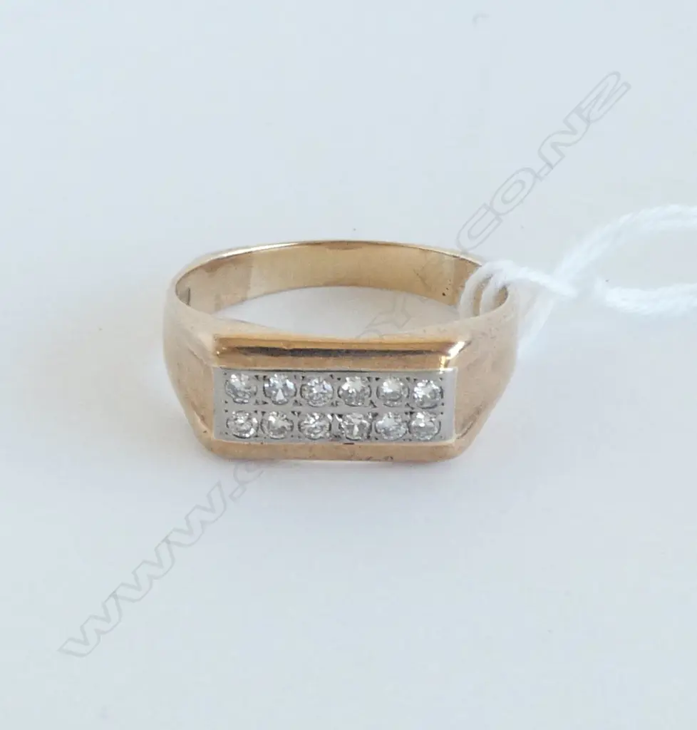 9CT GENTS 12 DIAMOND SIGNET STYLE RING 5.6gms SIZE X Image 1++