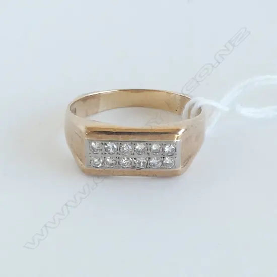 9CT GENTS 12 DIAMOND SIGNET STYLE RING 5.6gms SIZE X