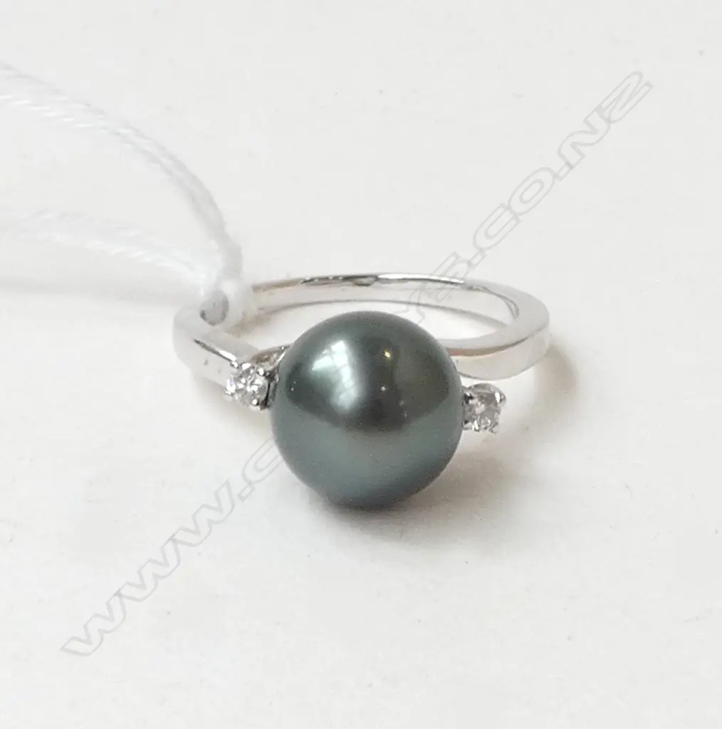 18ct WHITE GOLD & LGE BLACK PEARL & SMALL DIAMOND RING 4.14gms SIZE N Image 1++