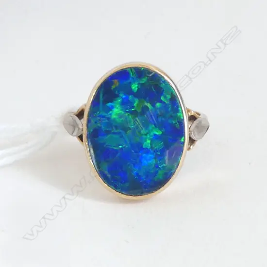 VINTAGE 9ct GOLD & VIBRANT OPAL RING probably a doublet 3.26gms SIZE L 1/2