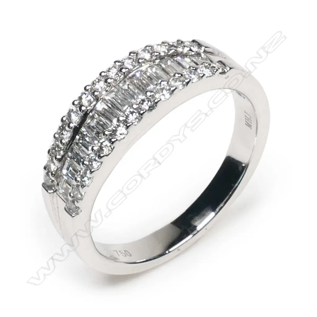 AN 18ct WHITE GOLD MULTI DIAMOND DRESS RING SIZE J Image 1++