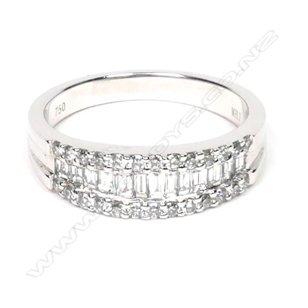 AN 18ct WHITE GOLD MULTI DIAMOND DRESS RING SIZE J Image 1++