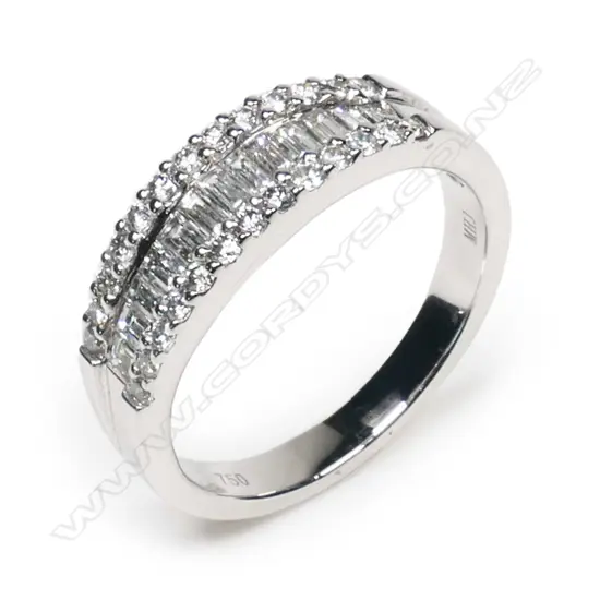 AN 18ct WHITE GOLD MULTI DIAMOND DRESS RING SIZE J