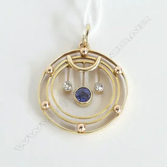 15CT GOLD DIAMOND & SAPPHIRE/DOUBLET? PENDANT 2.57gms
