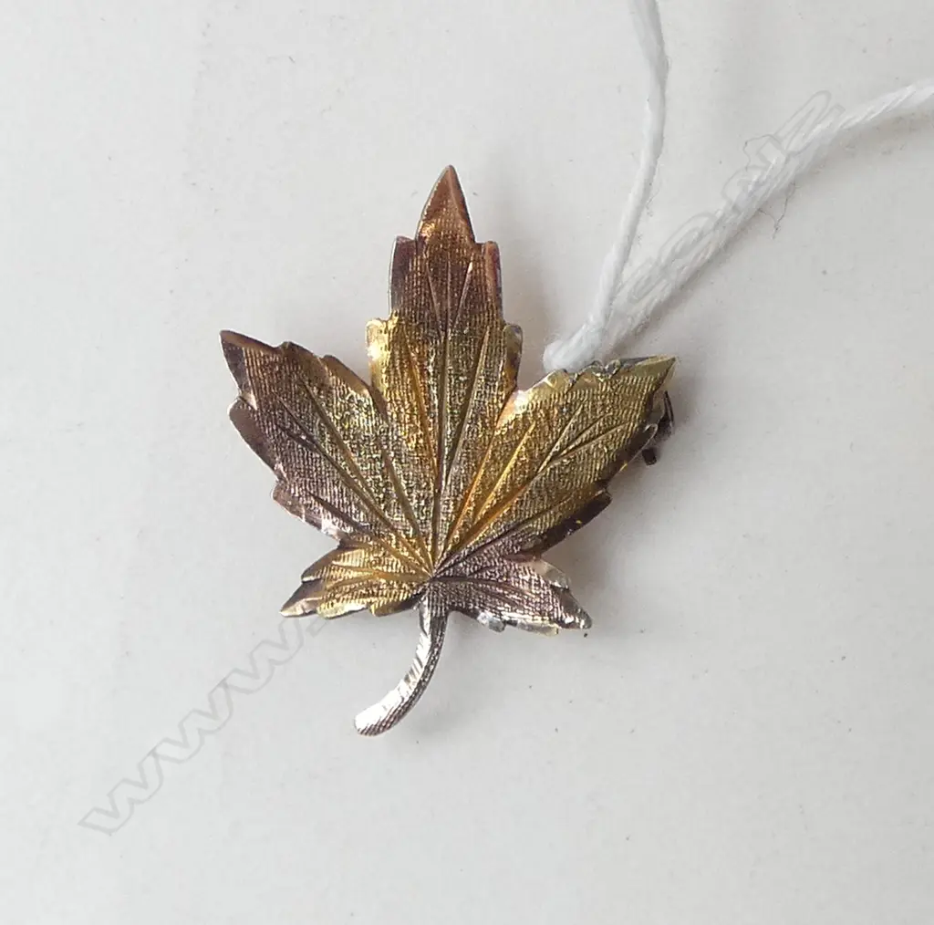 10K MAPLE LEAF BROOCH, 2.7gms Image 1++