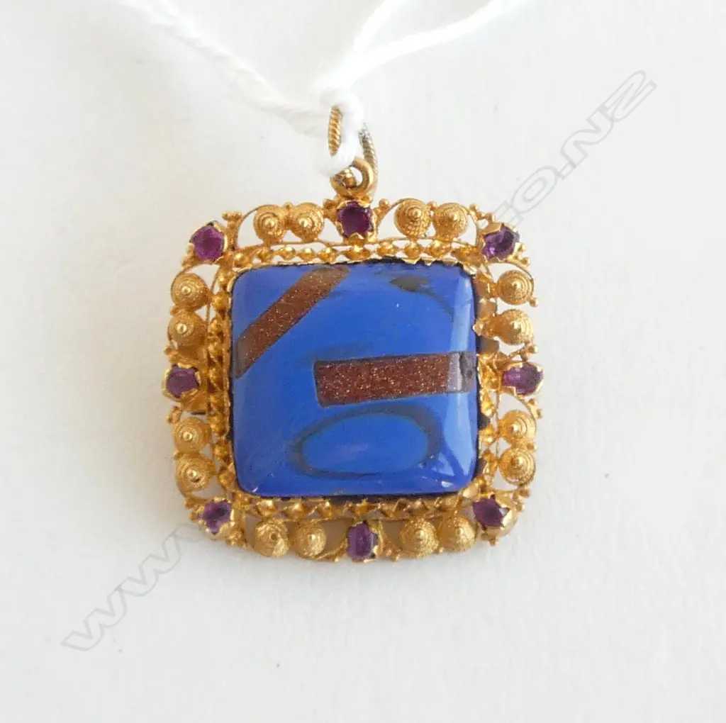 22ct YELLOW GOLD PENDANT w decorative blue inlaid glass panel 5gms Image 1++
