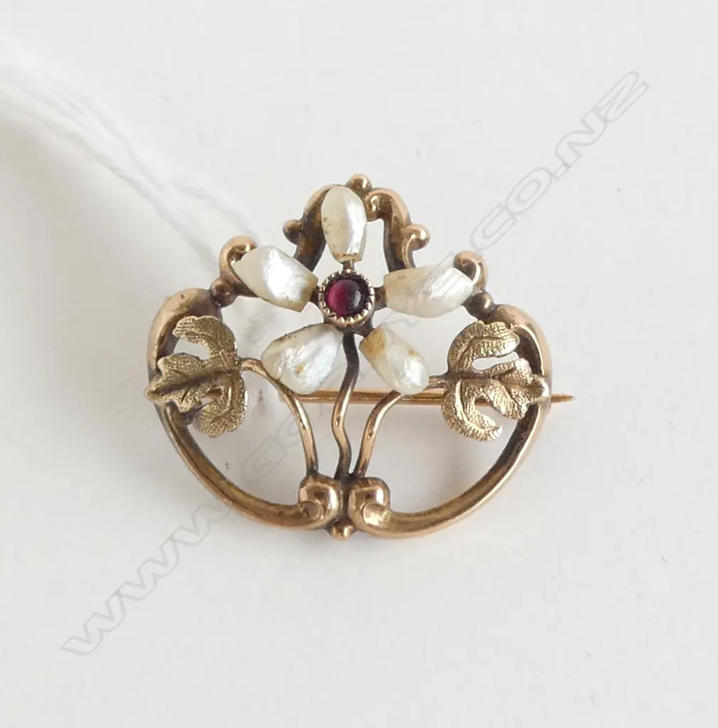 ANTIQUE GOLD & BAROQUE PEARL BROOCH, 1.8gm (CD14061) Image 1++