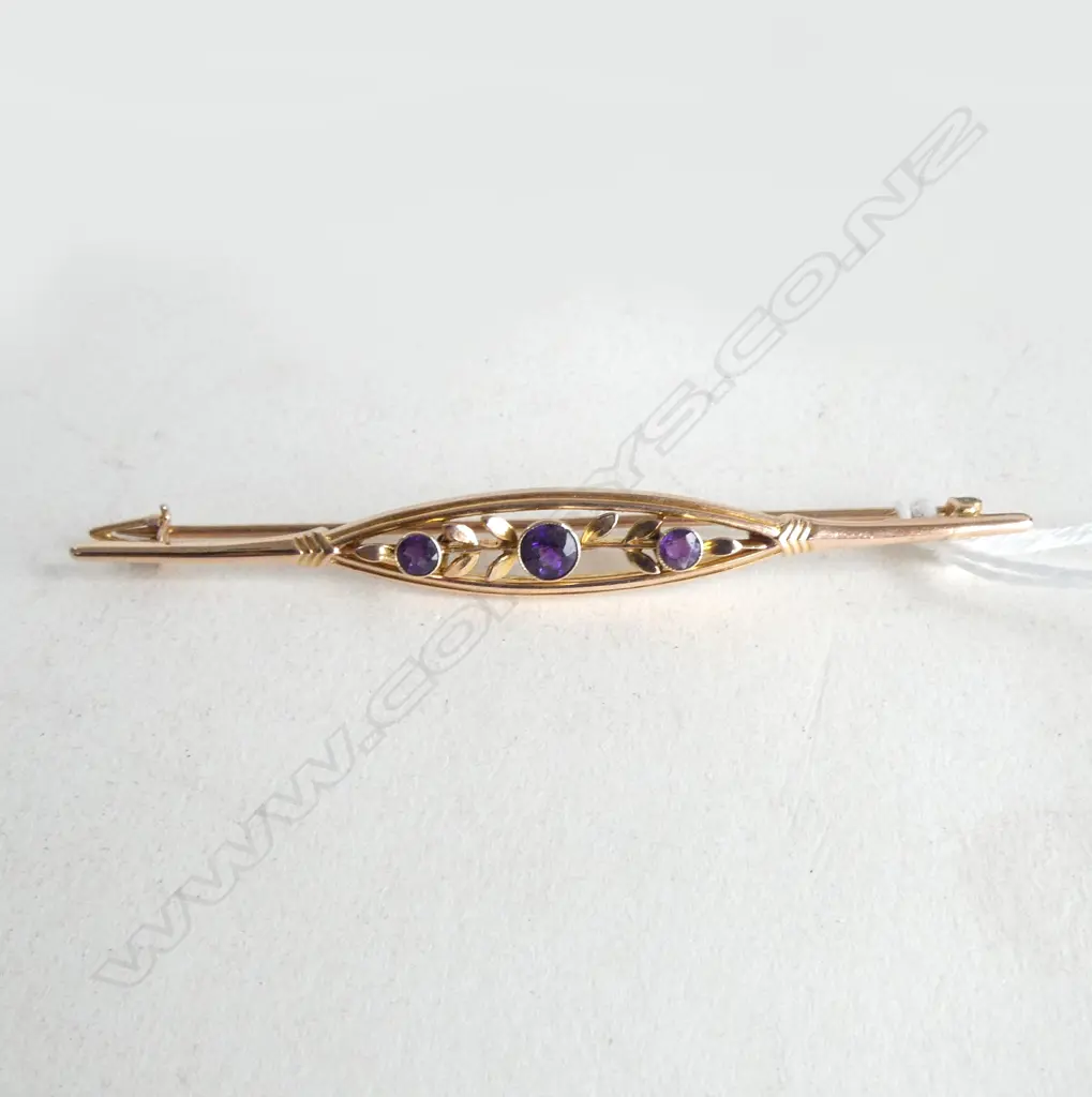 15CT GOLD AND AMETHYST BROOCH 2.82gms Image 1++