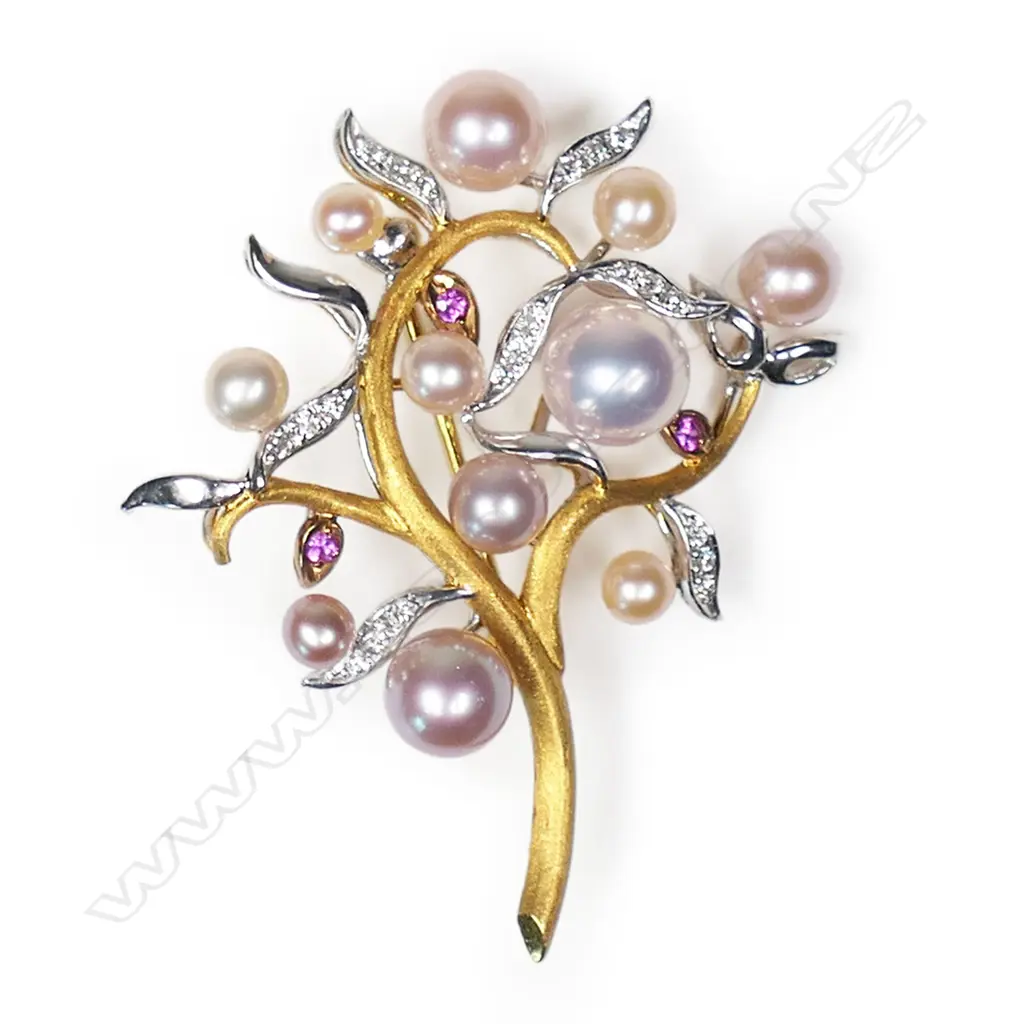 An 18ct white and yellow gold pearl and diamond brooch, Image 1++