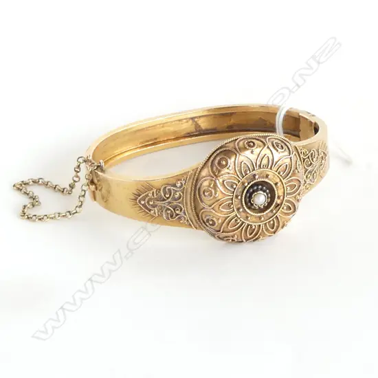 14ct C1900 14ct YELLOW GOLD FANCY HINGED BANGLE 16.4gms. Minor dents