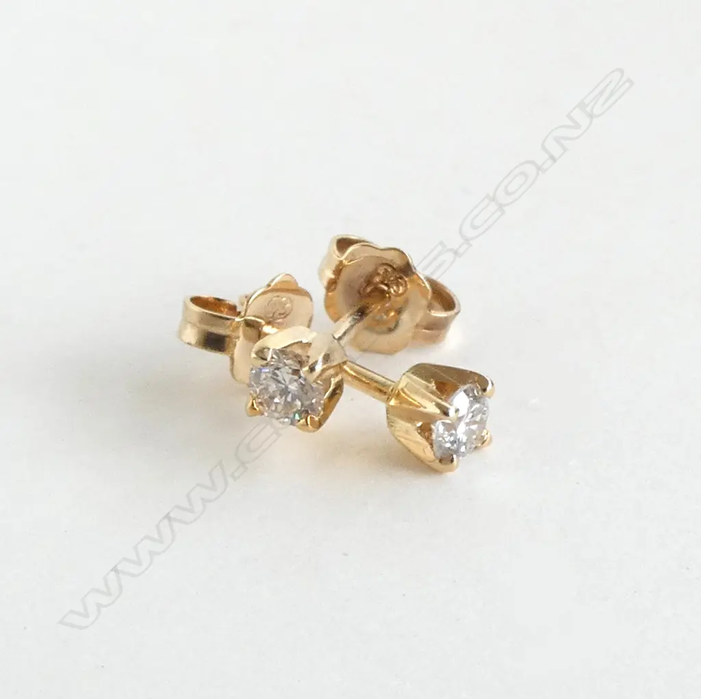 PR 9ct GOLD 0.20cts DIAMOND STUD EARRINGS 0.6gms (AS NEW) Image 1++