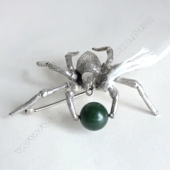 SILVER SPIDER BROOCH w JADE BEAD, L.45mm,19gm