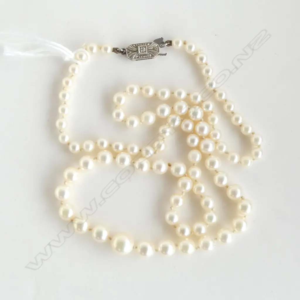 VINTAGE CULTURED PEARL NECKLACE 9ct white gold clasp 'Stoneham' graduating pearls longish strand L.500mm Catch AF Image 1++